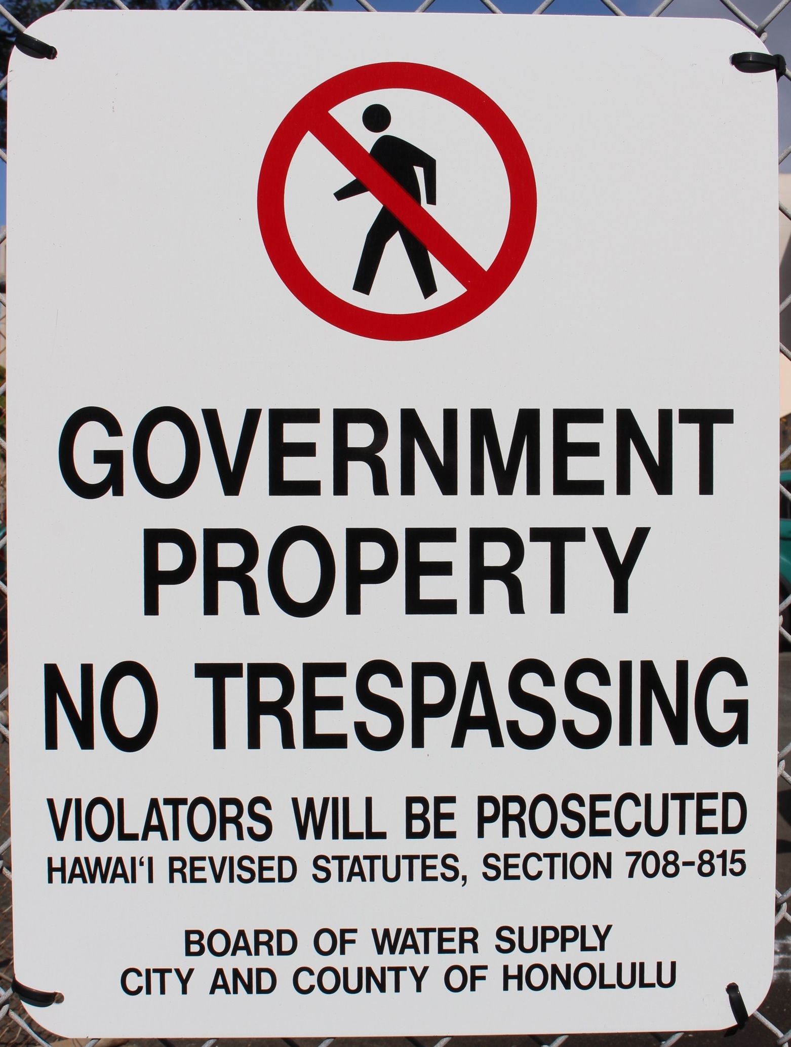 no trespassing sign